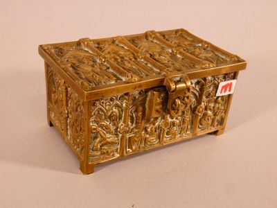 une boîte dorée posée sur une table