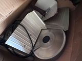 des toilettes posées dans un carton par terre
