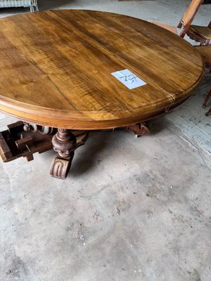 une grande table ronde entourée de quatre chaises