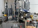 une image d'une machine qui travaille sur un morceau de bois