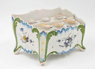 une boîte blanche ornée d'un motif bleu et vert