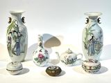 trois vases et un bol posés sur une table