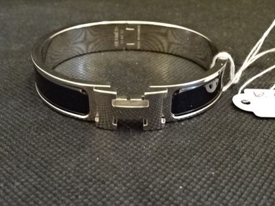 un bracelet auquel est attachée une étiquette