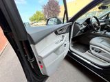 l'intérieur d'une voiture avec la porte ouverte et le siège du conducteur abaissé