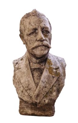 statue représentant le buste d'un homme en costume-cravate