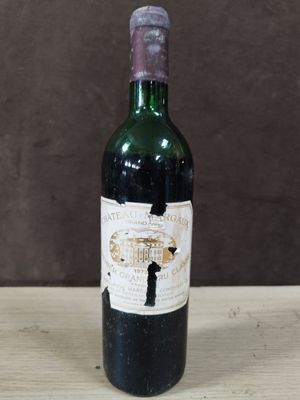 une bouteille de vin posée sur une table