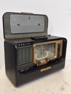 une radio à l'ancienne posée sur une table