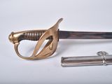 une épée et un briquet posés sur une table