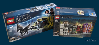deux Lego dans une boîte sur fond bleu