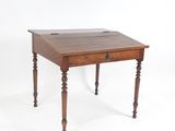 une vieille table en bois surmontée d'un tiroir