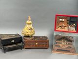trois boîtes et une boîte sur laquelle figure l'image d'une femme en robe