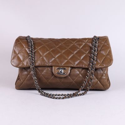 CHANEL. Sac modèle "Timeless/Classique Jumbo" en cuir d’agne…