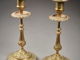 paire de bougeoirs anciens en laiton ornés de motifs floraux