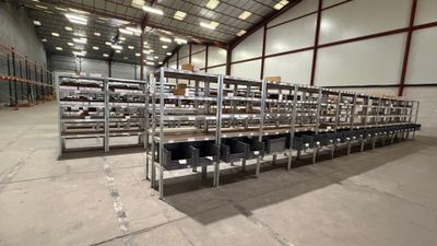 une grande pièce avec de nombreuses étagères et chaises