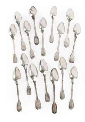 16 petites cuillères en argent modèle filet contour
