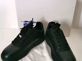 une paire de baskets noires posée sur un lit