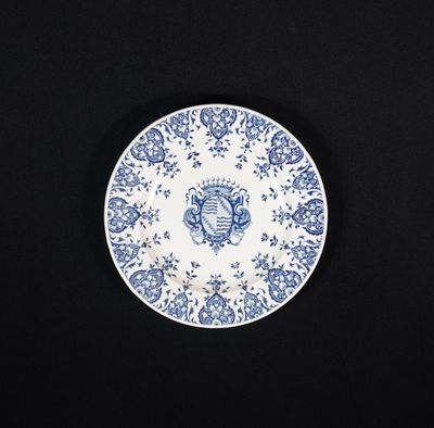 une assiette bleue et blanche ornée d'un motif de poisson