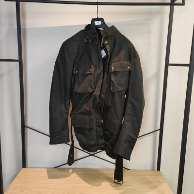 une veste en cuir suspendue à un portant dans un magasin de vêtements