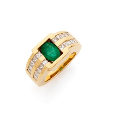 CLAUDE BENAMOSI BAGUE retenant une émeraude ovale épaulée de…