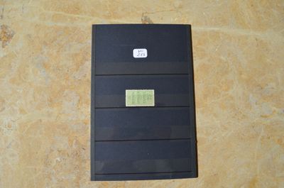 une photo d'un appareil électronique noir posé sur un sol carrelé