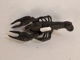 un petit homard noir posé sur une table