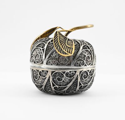 MAGHREB - Boite filigranée en argent en forme de pomme