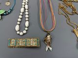 de nombreux colliers et bracelets de toutes sortes posés sur une table