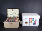une boîte de livres posée à côté d'une autre boîte de livres