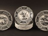 quatre assiettes en noir et blanc, ornées de motifs variés sur fond noir