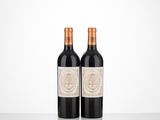 deux bouteilles de vin rouge posées sur une table