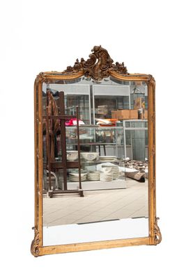un miroir posé par terre devant une étagère