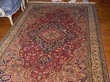 un grand tapis sur le sol d'un salon