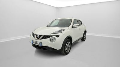 un SUV Nissan Juke blanc garé dans une pièce blanche