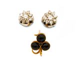 une paire de boucles d'oreilles noires et dorées et une broche, une broche, une broche, une broche, une broche, une broche, une broche, une broche