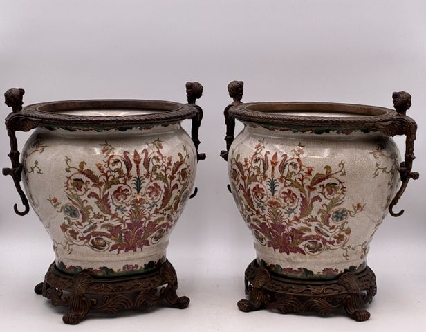 CANTON XXe - Manufacture WONG LEE. Paire de cache pots en céramiq...