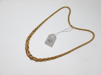 une photo d'un collier à chaîne dorée muni d'une étiquette