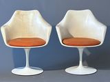 paire de chaises « Tulip » du milieu du siècle, avec coussins orange, signées Eero