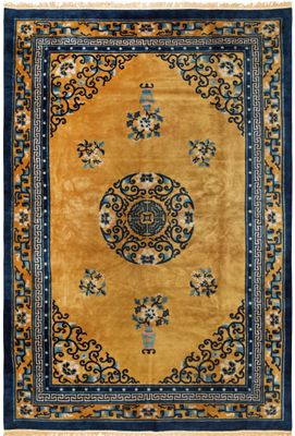 un tapis jaune et bleu orné d'un motif en médaillon