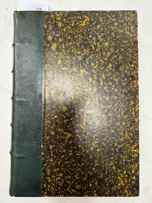un vieux livre à la couverture verte posé sur une table