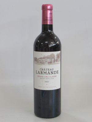 une bouteille de vin posée sur une table