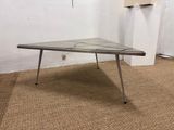 une photo d'une table dans un coin d'une pièce