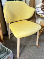 Chaise, le piètement en bois clair, la garniture en lainage … (photo 2)