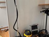 une photo d'une pièce où se trouvent un aspirateur et d'autres équipements