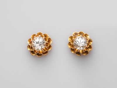 une image d'une paire de boucles d'oreilles en or et diamants
