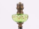 un bougeoir en verre vert sur lequel est posée une bougie