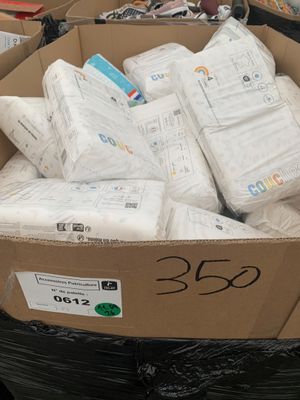 une boîte en carton remplie de papier toilette dans la rue