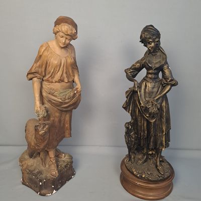 deux figurines représentant une femme et un chien, posées sur une table