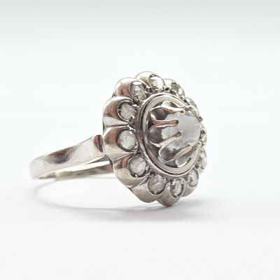 bague en argent sterling ornée d'un cabochon ovale au centre, entouré de petites fleurs