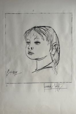 On voit le dessin du visage d'un enfant sur une feuille de papier
