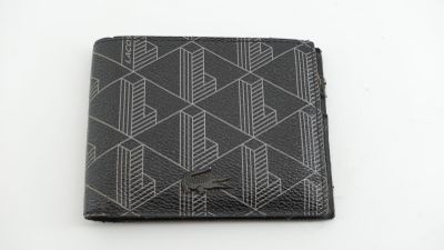 portefeuille noir et blanc orné d'un motif de flèches sur fond blanc
